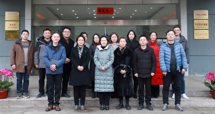 Liu Ling, Chairman of the Hailing District Political Consultative Conference, and her delegation exp